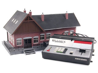 Lot 70 - HORNBY 'HO' & DIVERS (2)