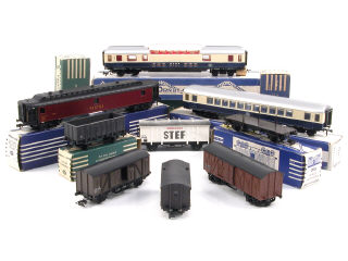 Lot 223 - HORNBY 'HO' (9)