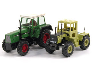 Lot 322 - BRITAINS & SIKU (2)