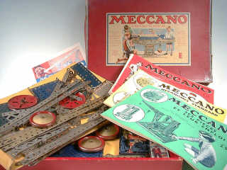 Lot 733 - MECCANO (1)