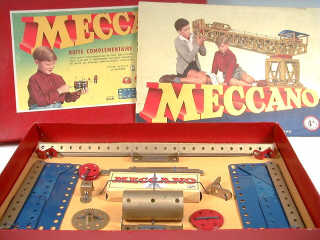 Lot 735 - MECCANO (1)