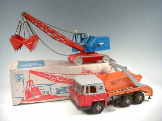 Lot 576 - DIVERS (2)