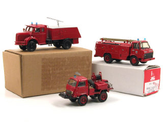 Lot 211 - DIVERS (3)