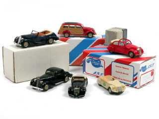 Lot 646 - RECORD & PLASTIC MODELS (6)