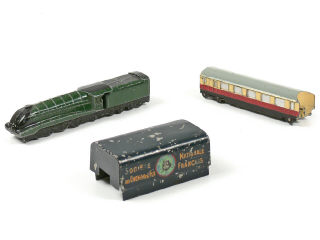 Lot 334 - DINKY TOYS (GB) (2)