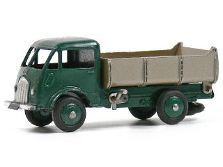 Lot 1109 - DINKY TOYS FRANCE (1)