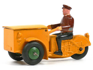 Lot 1084 - DINKY TOYS FRANCE (1)
