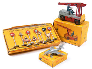 Lot 501 - DINKY TOYS (3)