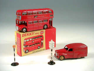 Lot 568 - DINKY TOYS (GB) (4)