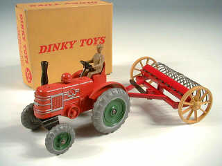 Lot 572 - DINKY TOYS (GB) (2)