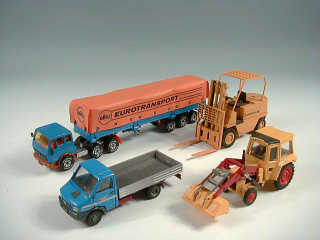 Lot 489 - DIVERS (4)