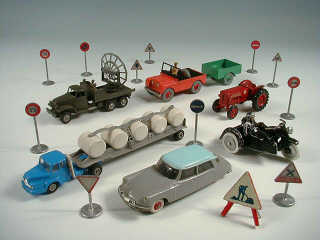 Lot 548 - DINKY TOYS & DIVERS (8)