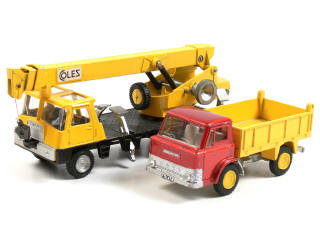 Lot 229 - DINKY TOYS (GB) (2)