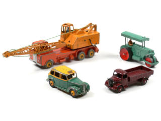 Lot 685 - DINKY TOYS (GB) (4)