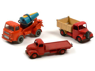 Lot 676 - DINKY TOYS (GB) (3)
