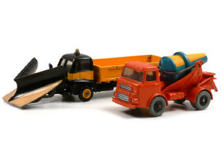 Lot 648 - DINKY TOYS (GB) (2)