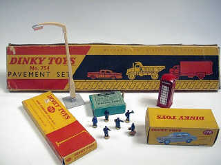 Lot 236 - DINKY TOYS (GB) (5)