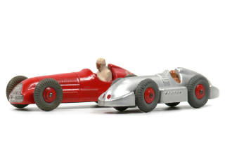 Lot 302 - DINKY TOYS (GB) (2)