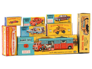 Lot 449 - CORGI TOYS & DIVERS (8)