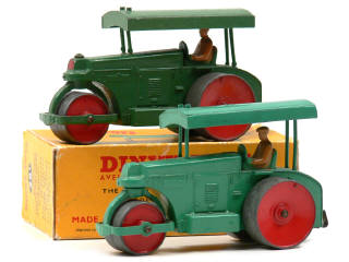 Lot 686 - DINKY TOYS (GB) (2)