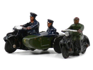 Lot 685 - DINKY TOYS (GB) (2)