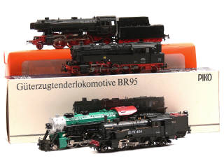 Lot 323 - DIVERS (4)