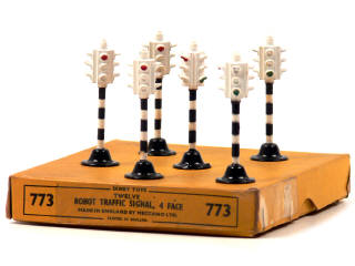 Lot 1319 - DINKY TOYS (GB) (1)