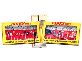 Lot 580 - DINKY TOYS (FRANCE) (3)
