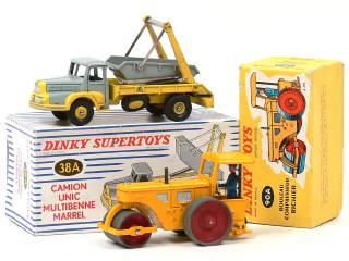 Lot 1095 - DINKY TOYS (FRANCE) (2)
