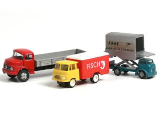 Lot 927 - DIVERS (3)