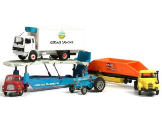 Lot 699 - CORGI TOYS & DIVERS (4)