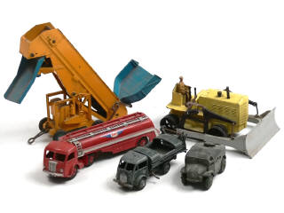 Lot 541 - DINKY TOYS (5)