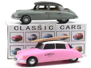 Lot 434 - CLASSIC CARS & BP BOARDS (2)
