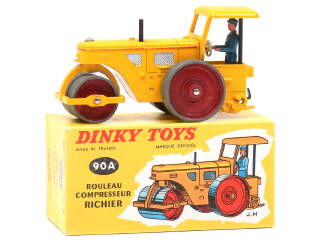 Lot 1464 - DINKY TOYS (FRANCE) (1)
