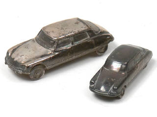 Lot 445 - DIVERS (2)