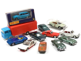 Lot 273 - DIVERS (12)