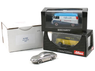 Lot 262 - DIVERS (3)