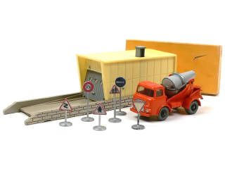 Lot 629 - DINKY TOYS (2)
