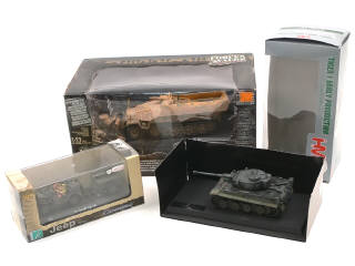 Lot 263 - DIVERS (3)