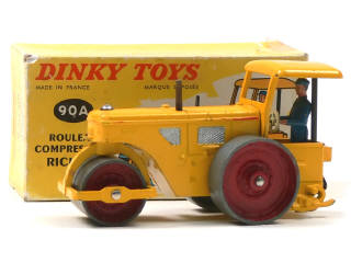 Lot 238 - DINKY TOYS (FRANCE) (1)