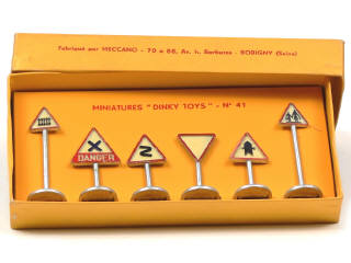 Lot 129 - DINKY TOYS (FRANCE) (1)