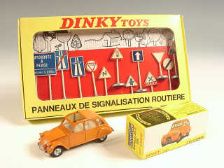 Lot 334 - DINKY TOYS (FRANCE) (2)