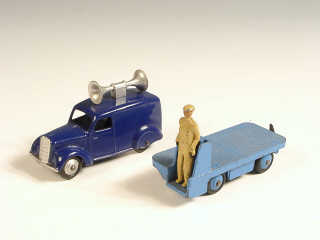 Lot 370 - DINKY TOYS (GB) (2)