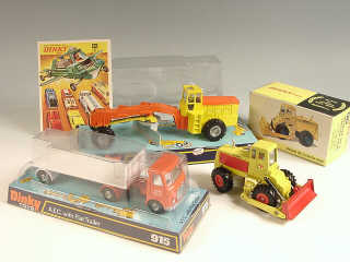Lot 384 - DINKY TOYS (GB) (4)