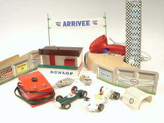 Lot 687 - SCALEXTRIC (8)