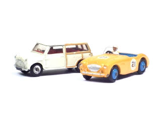 Lot 216 - DINKY TOYS (GB) (2)