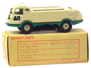 Lot 717 - DINKY TOYS (FRANCE) (1)