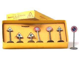 Lot 445 - DINKY TOYS (FRANCE) (2)