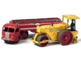 Lot 452 - DINKY TOYS (FRANCE) (2)