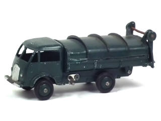 Lot 643 - DINKY TOYS (FRANCE) (1)